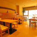 広々とした清潔な店内。個室もございます。