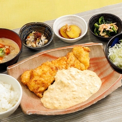 ランチは定食・釜飯、焼鳥にお酒