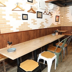 1階は4名テーブルが4席2名テーブルが1席ございます団体様のご案内可能です