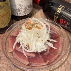 山盛りオニオンと静岡産カツオのカルパッチョ