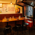レトロなポスターや短冊メニューが壁を彩る、どこか昭和感漂うテーブル席！気の合う仲間とのワイワイ飲むも良し、軽く一杯立ち寄るも良し！そんな自由な使い方ができる、気取らない空間にこだわってます！