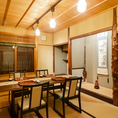 ゆったりとした配置のテーブル席は、少人数でのご利用に最適。落ち着いた照明と和の設えが、会話を大切にしたい場面にぴったりです。椅子の座り心地にもこだわり、長時間でも快適にお過ごしいただけます。