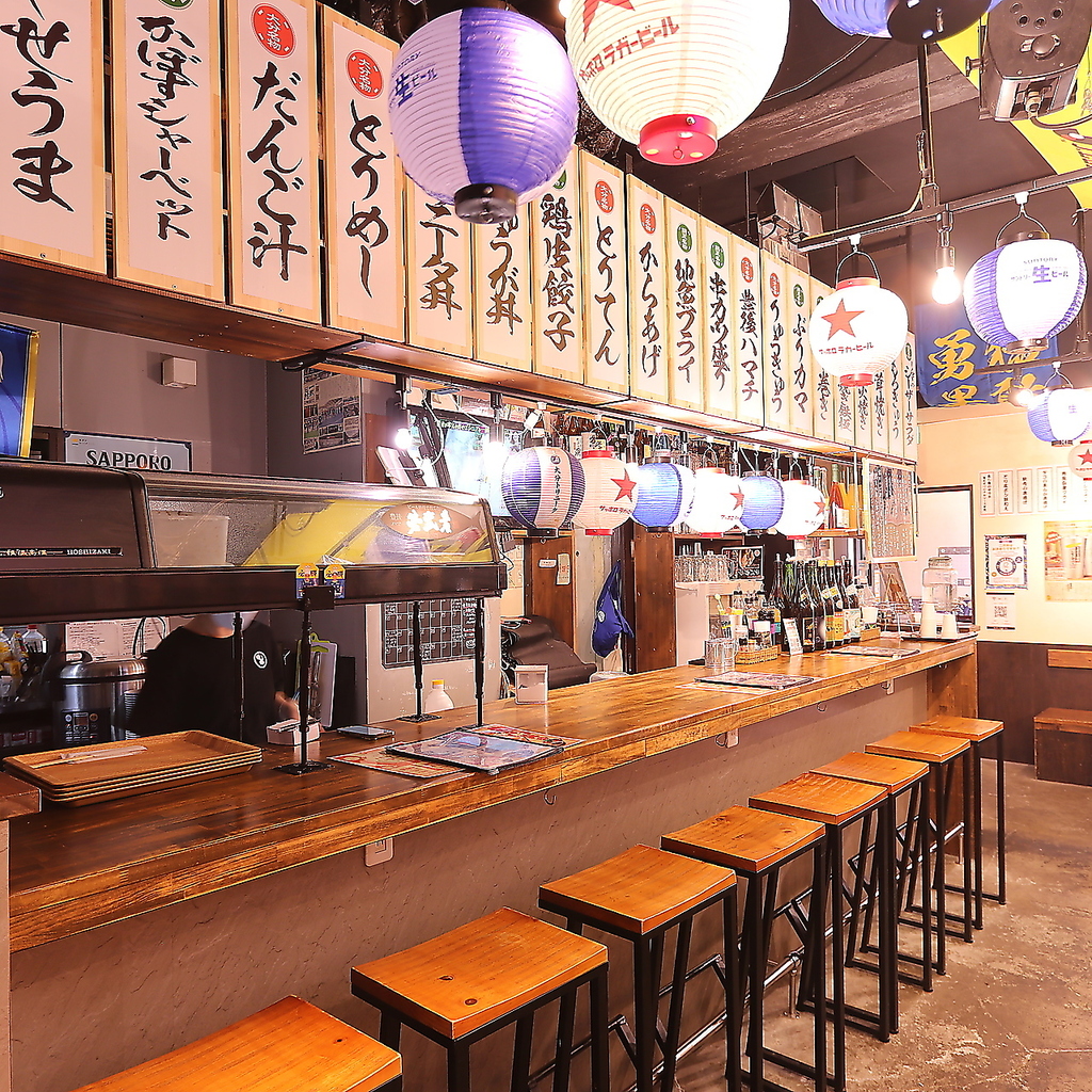 お仕事帰りの一杯やランチ、昼飲みにも♪カウンターは全8席、おひとり様からデート利用まで大歓迎◎