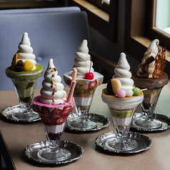 色とりどりのパフェやフルーツサンド