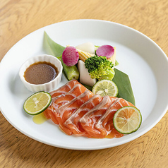 サーモンのカルパッチョ 彩野菜と自家製ソース ~和風~