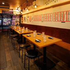 まさにTHE居酒屋な雰囲気のテーブル席！天井から下がる裸電球の照明がレトロなムードを演出しつつ、明るく入りやすい空間を保ってくれます！サクッと飲みに来たくなる、肩肘張らない居心地の良さです！