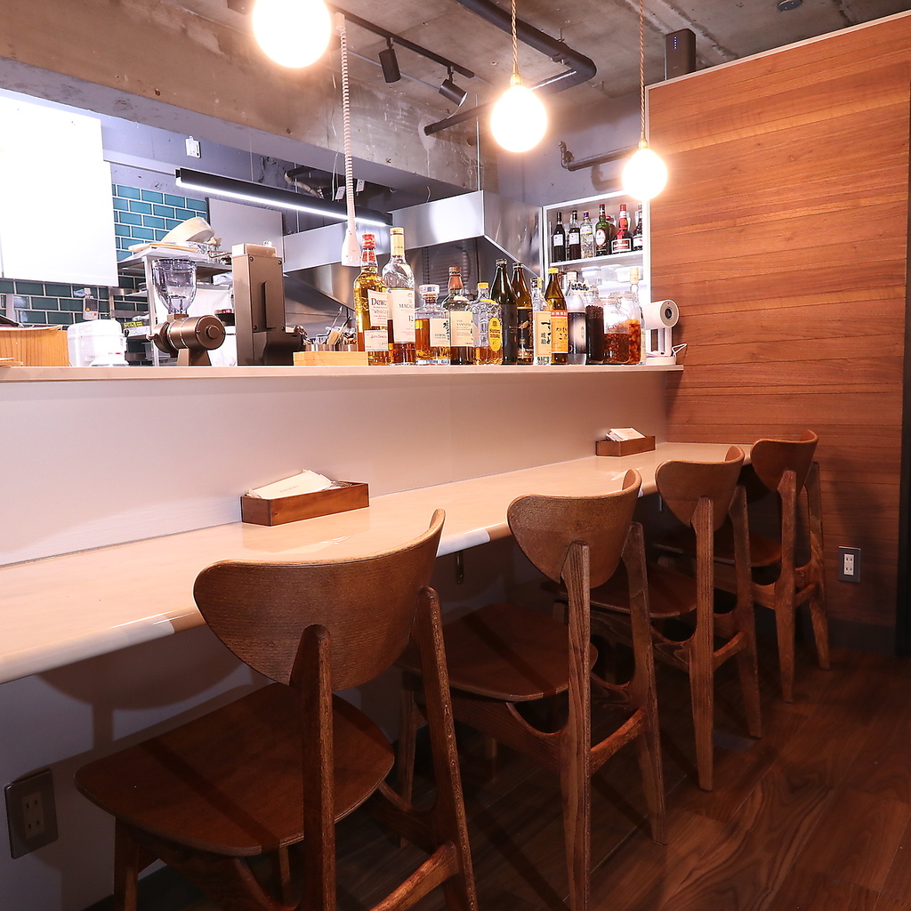 洗練されたインテリアと自分へのご褒美 木の温もりとコンクリートが調和する洗練空間。