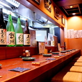 お一人でも座りやすいカウンター席。仕事帰りにフラッと立ち寄りやすい。