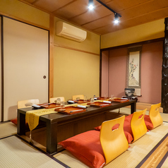 全席個室仕様で、プライベート感を重視した設え。掘りごたつ式の座席で、足元からくつろげる快適な空間です。接待や大切な方との会食、団体でのご利用にも対応可能。静かに語らえるひとときをご提供します。
