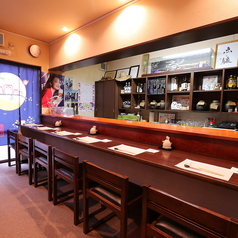 カウンター席では、お客様のお酒の進み具合に合わせた絶妙なタイミングでお料理をご提供いたします。一人ひとりのお客様に寄り添った、きめ細やかなおもてなしが自慢です。心地よい距離感で、ゆったりと美酒美食に酔いしれてください。