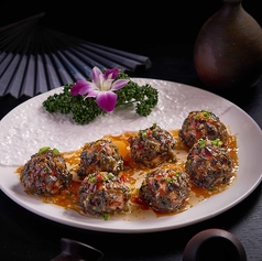ピータンと塩漬け卵黄を包んだ肉団子の蒸し物