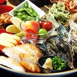 【皿鉢】…高知県の郷土料理。大皿に山海の旬の料理を盛り込んだもので宴席料理として有名です。