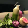 【季節の食材～旬野菜～】当レストランの料理は、厳選した旬の食材を使用した、おまかせコースのみです。季節によって移り変わる食材の香りや味わいを楽しむことができます。苦手な食材やアレルギーがある場合は、可能な限り対応いたしますので、予約時にお知らせください。お席はカウンターやテーブル席などご用意。