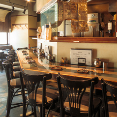 おひとり様も大歓迎のカウンター席もご用意しております。ふらっとお越しいただいて一人飲みするのもおすすめです。また、カジュアルに焼き鳥を楽しむデートにも最適です。