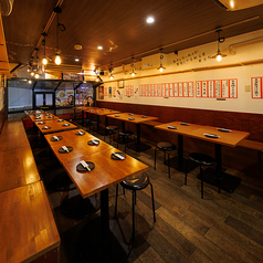 【2階】仲間とワイワイ楽しめる心地良い空間は居酒屋の理想形！横並びのシートで移動もしやすい席配置で、少人数から団体利用まで幅広く対応可能！昭和レトロ×開放感ある空間でゆったりとくつろげます！