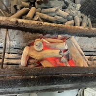 大ぶりのお肉を紀州備長炭で焼いてます