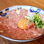 濃厚卵黄が絡む至福の一口。鮮度自慢の"黒毛和牛ユッケ"