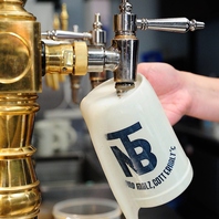 洗練されたビールカウンターとスイングカラン