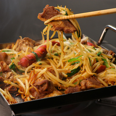 知床漁場新名物！ホルモン＆ジンギスカンの『ホルジン鍋』　の写真