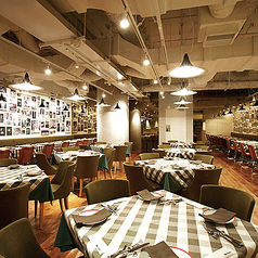 メインダイニングのゆったりテーブル席