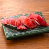 【寿司へのこだわり】すしわさびには多くの寿司職人が在籍！職人が一貫ずつ丁寧に握る寿司を、110円(税込)から気軽にお楽しみいただけます。その他、創作和食やおつまみメニューも多数ご用意！詳細は料理ページをご覧ください♪