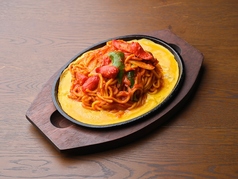 熱々の鉄板ナポリタンをご用意♪