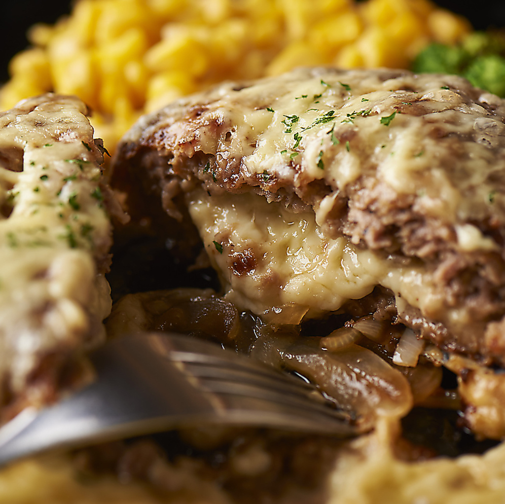 岩手短角牛を100％使用した、ジューシーで特別なハンバーグが特別な時間を一層引き立ててくれます★