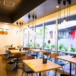 大きな窓の明るく開放的な空間が人気♪アスナル金山で女子会や大切な催しに◎4名様BOX席もご用意★