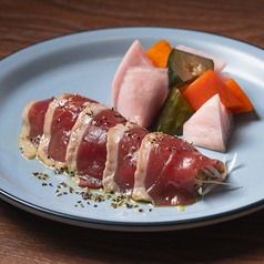 鴨生ハムとかつおだしで漬け込んだピクルス