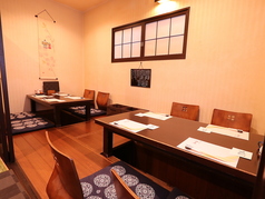  会社での宴会や友人とのプライベートなシーンなど様々なシーンで、大人数でのご宴会にぴったりなお座敷席をご用意しております。周りのお客様を気にすることなく、お仲間同士でワイワイと盛り上がれるプライベート空間です。美味しい和食とお酒で、親睦を深める特別な夜を。