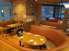 人気のソファー席。ゆったりとお過ごしいただけます。