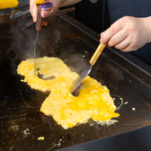 目の前で焼き上がる迫力と香ばしい音、立ちのぼる香りが五感を刺激する鉄板焼き。熱々のまま味わえる贅沢さと、焼きたてならではのジューシーさが魅力です。素材の旨味を最大限に引き出しながら、目でも楽しめるライブ感たっぷりの食体験を、ぜひご堪能ください。