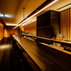 職人の所作を間近に感じられるカウンター席は、鮨本来の醍醐味を味わえる特等席。握りのタイミングや細かな会話を通して、臨場感あるひとときをお楽しみいただけます。肩肘張らずに楽しめる落ち着いた空間で、お一人様からご利用可能です。