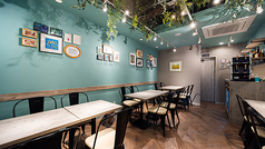 天井は吹抜けからフェイクグリーンが飾られ、爽やかでカジュアル、リラックス感のある雰囲気でお過ごしいただけます。