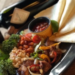 ランチタイムも実施中！泉では珍しいメキシカン料理やグリル料理でお客様をお出迎え致します。