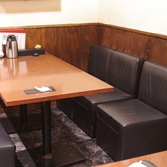 大きな木製のおしゃれなテーブルは、6名様でもゆったりと使用できます！親しいお仲間との飲み会にピッタリ☆とっても使い勝手の良いテーブル席です。