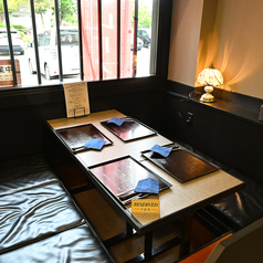 靴を脱いでご利用いただける小上がり席です。4名席×1つ、2名席×3つご用意ございます。