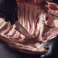 カットマイスターが一頭から一枚ずつ丁寧に手切りします