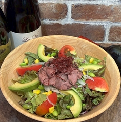 ローストビーフとアボカドのダモンデサラダ