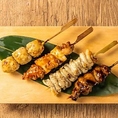 炭火で丁寧に焼き上げた香ばしい焼き鳥は、外はパリッと中はふっくらジューシー。ねぎまやつくね、レバーなど定番から希少部位まで豊富にラインナップ。ビールやハイボールとの相性も抜群で、仕事帰りの一杯や宴会にもぴったりです。