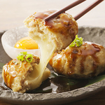 ★手作りチーズつくね★わん一番人気！チーズをひとつづつ丁寧に包み込んだ軟骨入りのつくねです。