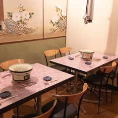 料理をたくさん並べてシェアできる広々としたテーブル席です。美味しい高知名物やお肉、お酒を囲み楽しい時間をお過ごしくださいませ。