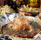 お煙草を吸われる方にも、吸われない方にも配慮した喫煙専用室を完備しております。全席禁煙の清潔な環境でお食事を楽しみつつ、必要な時だけ別室でリラックスできる分煙スタイルを採用。どなた様も快適に過ごせるクリーンな空間づくりに努めています。