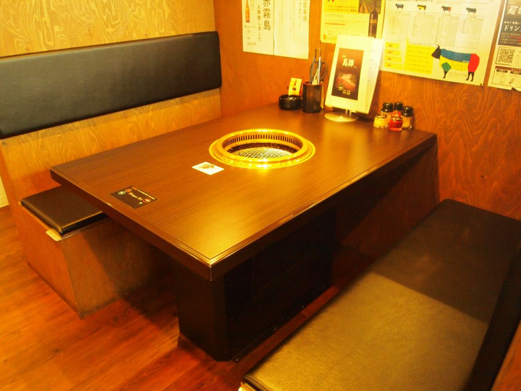 テーブル席は家族やカップル、友達同士でのシーンにぴったり！！