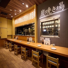 広々としたカウンター席は、目の前で調理される様子を楽しみながら、職人の技を間近で感じることができます。シンプルで落ち着いた雰囲気の中で、お一人様でのご利用や、友人、恋人とご一緒にリラックスして食事を楽しめる空間が広がっています。焼きたてのお料理を堪能しながら、特別なひとときをお過ごしください。