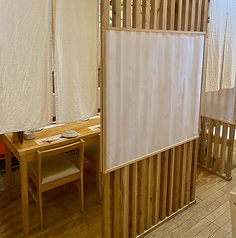 テーブル席の半個室をご用意、接待・会食にも最適です。