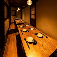 【個室】当店の個室は6～10名様までご利用可能で、ゆったりとした広々とした空間が魅力です！飲み会や宴会、打ち上げなど、様々なシチュエーションに最適です。プライベート感たっぷりの完全個室で、大切な時間をお楽しみください。仲間と共に、心温まるひとときをお過ごしいただけます。
