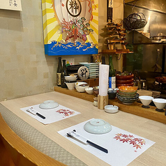 L字型カウンターは全8席。お一人様でのご来店も大歓迎です。