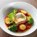 料理メニュー写真&nbsp;モッツァレラチーズをのせたトマトソースの自家製ハンバーグ