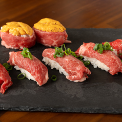 うにく寿司と和牛もも握りの写真